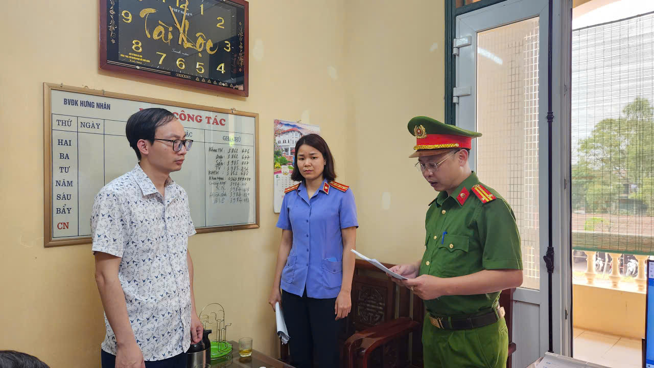 Cơ quan công an đọc quyết định khởi tố bị can đối với ông Phạm Thành Nam 1.jpeg