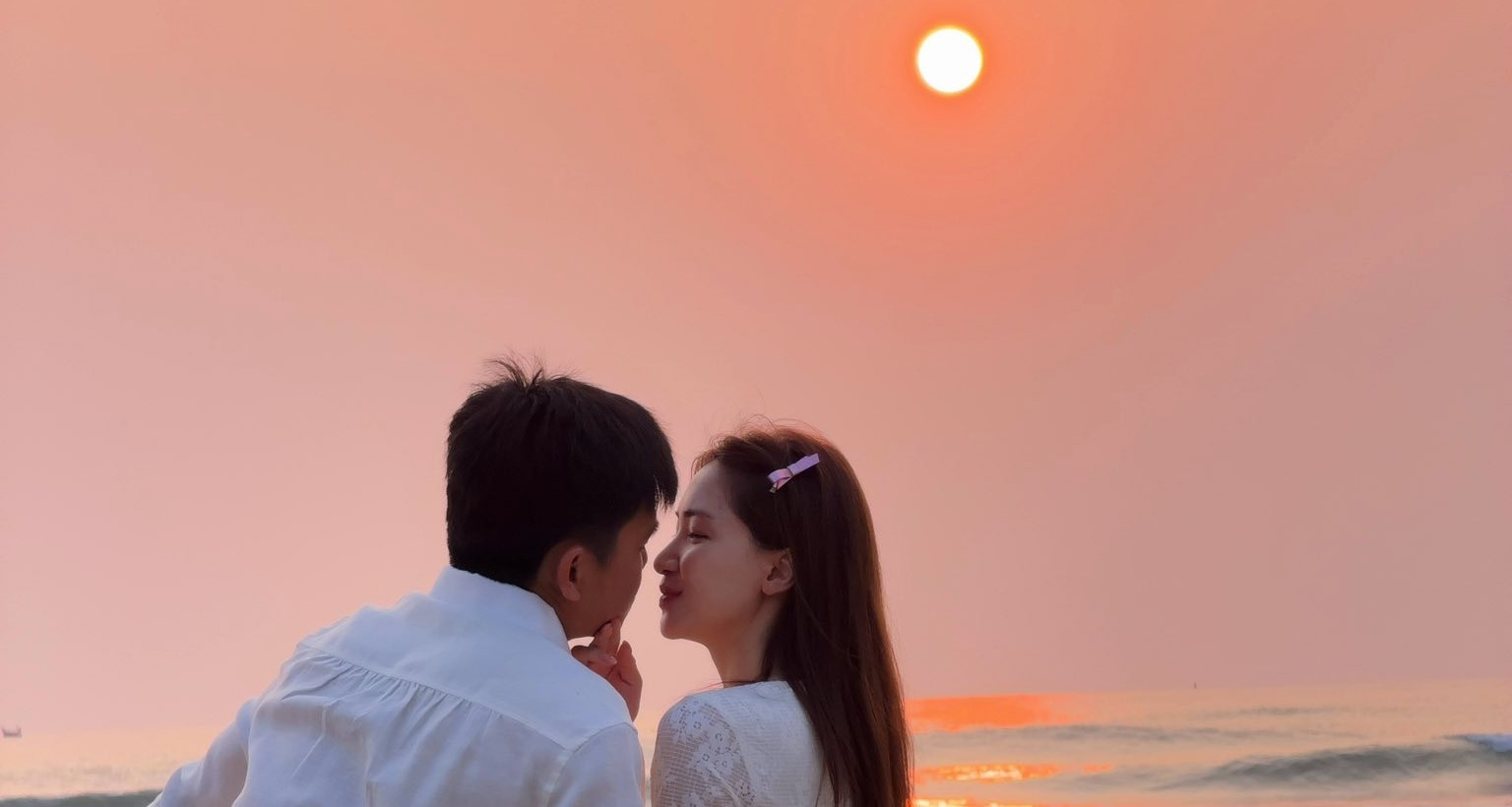 Hòa Minzy khoe hạnh phúc ngọt lịm bên Đại úy Thắng, Văn Cường