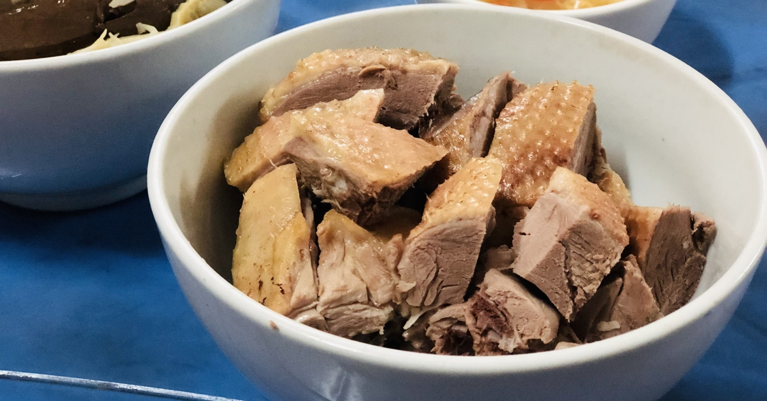 Người đàn ông cấp cứu sau bữa ăn với thịt ngan luộc