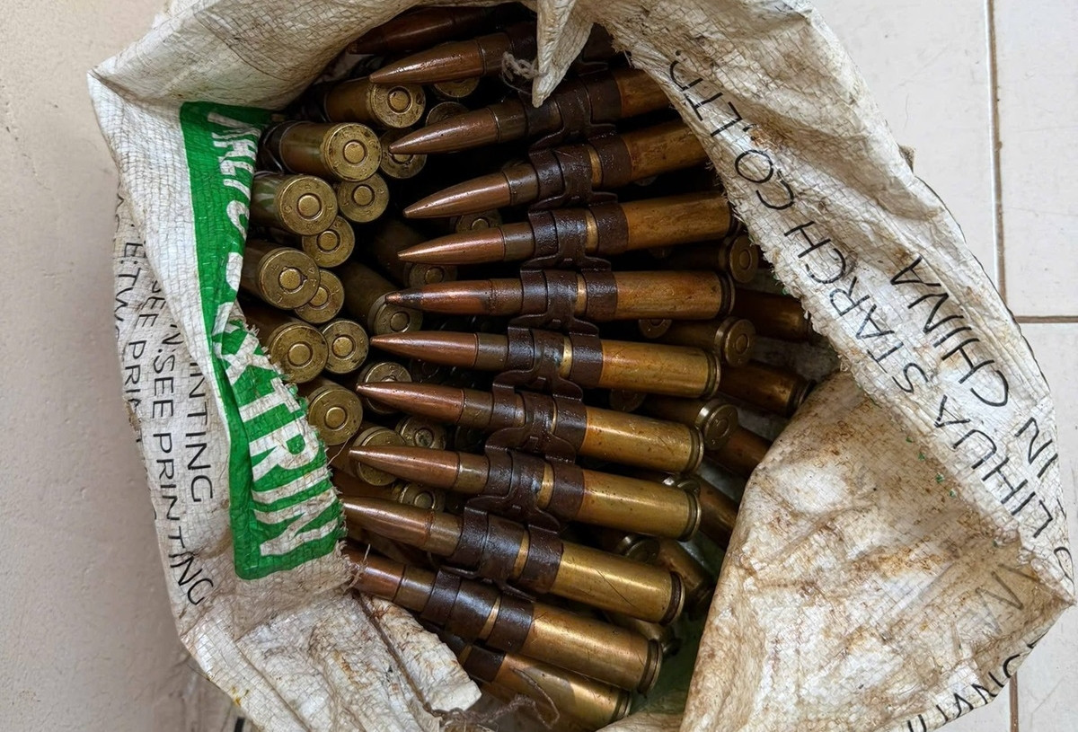 Người phụ nữ đến công an giao nộp vật nghi là băng đạn 99 viên