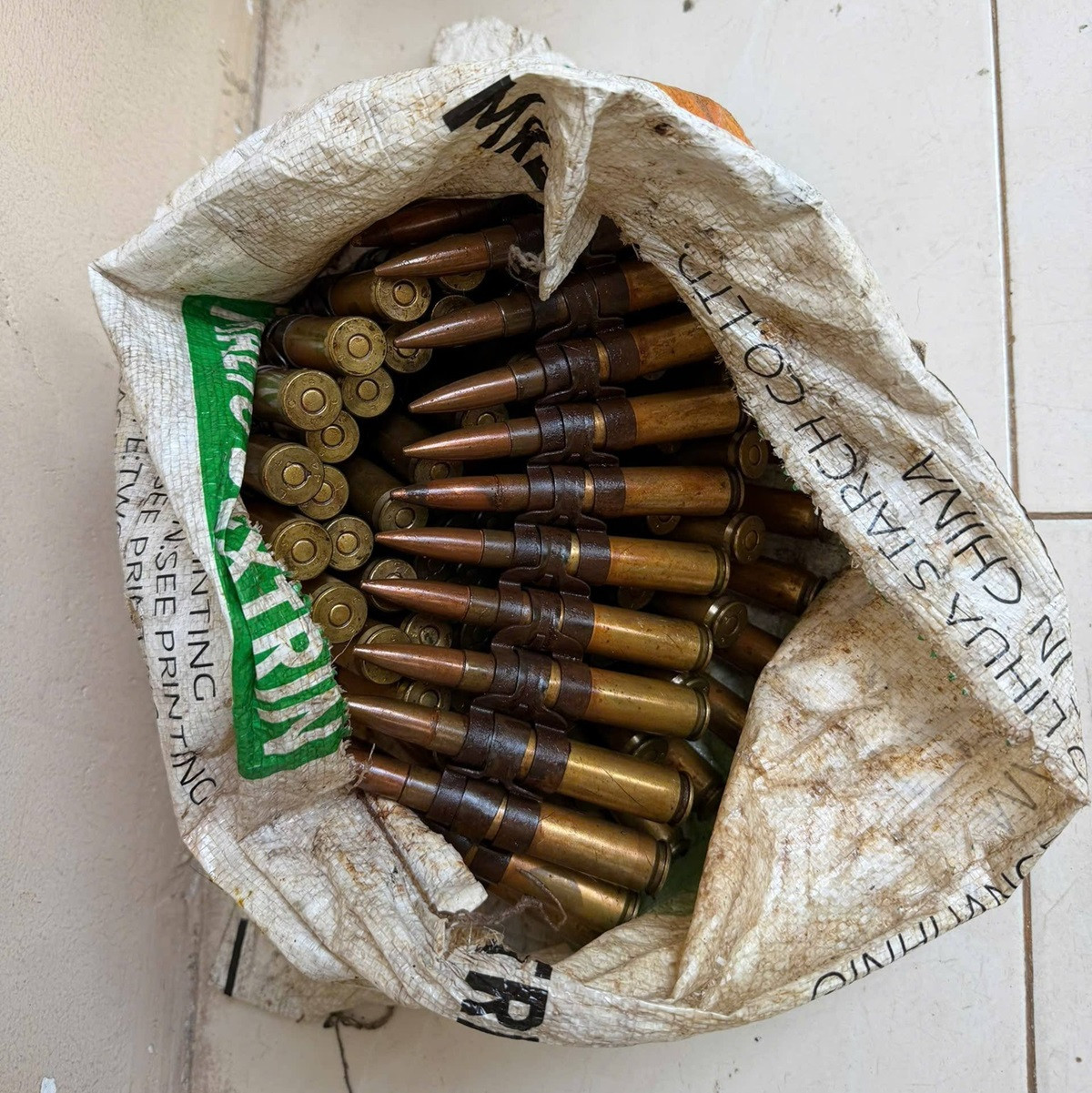 Người phụ nữ mang vật nghi là băng đạn gồm 91 viên đến công an giao nộp.jpg