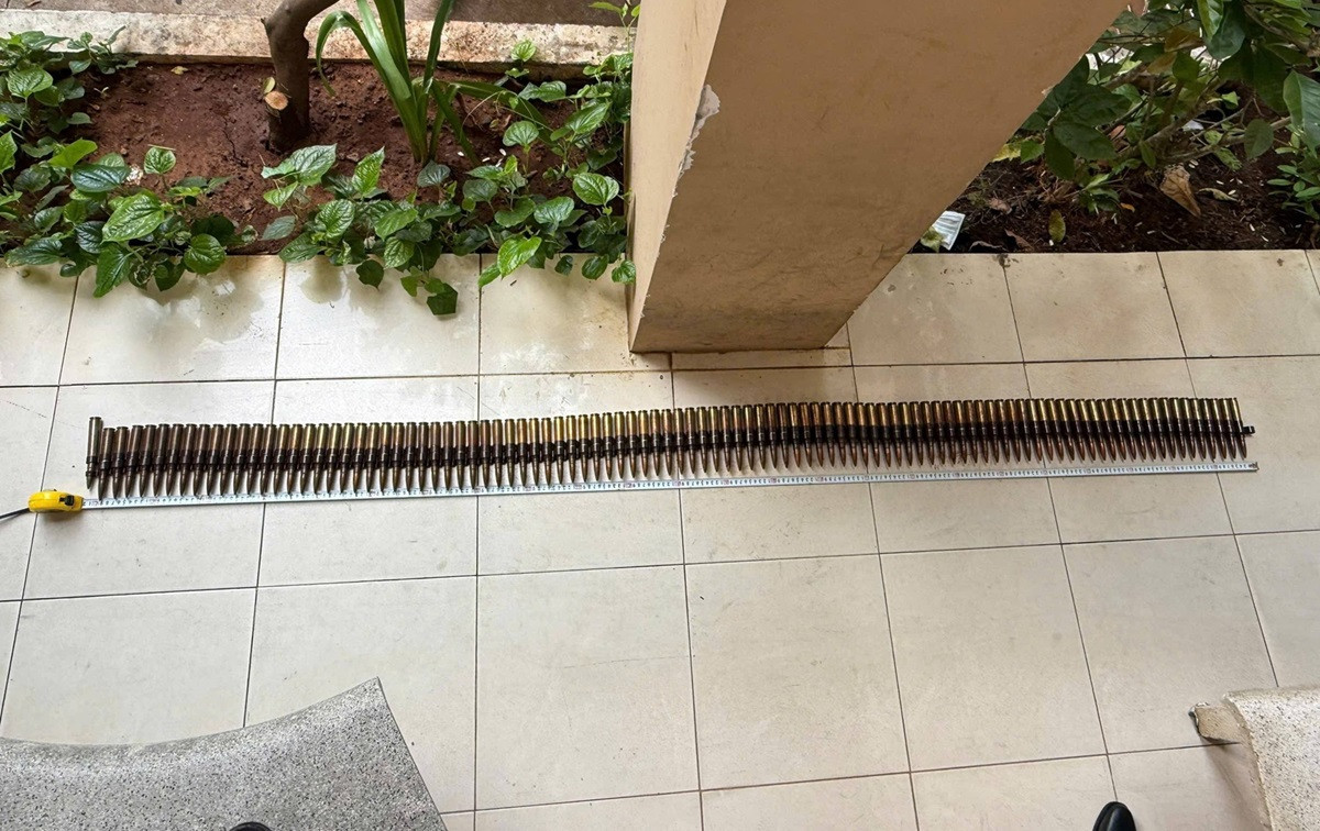 Người phụ nữ mang vật nghi là băng đạn gồm 91 viên đến công an giao nộp..jpg