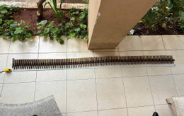 Người phụ nữ mang vật nghi là băng đạn gồm 91 viên đến công an giao nộp..jpg