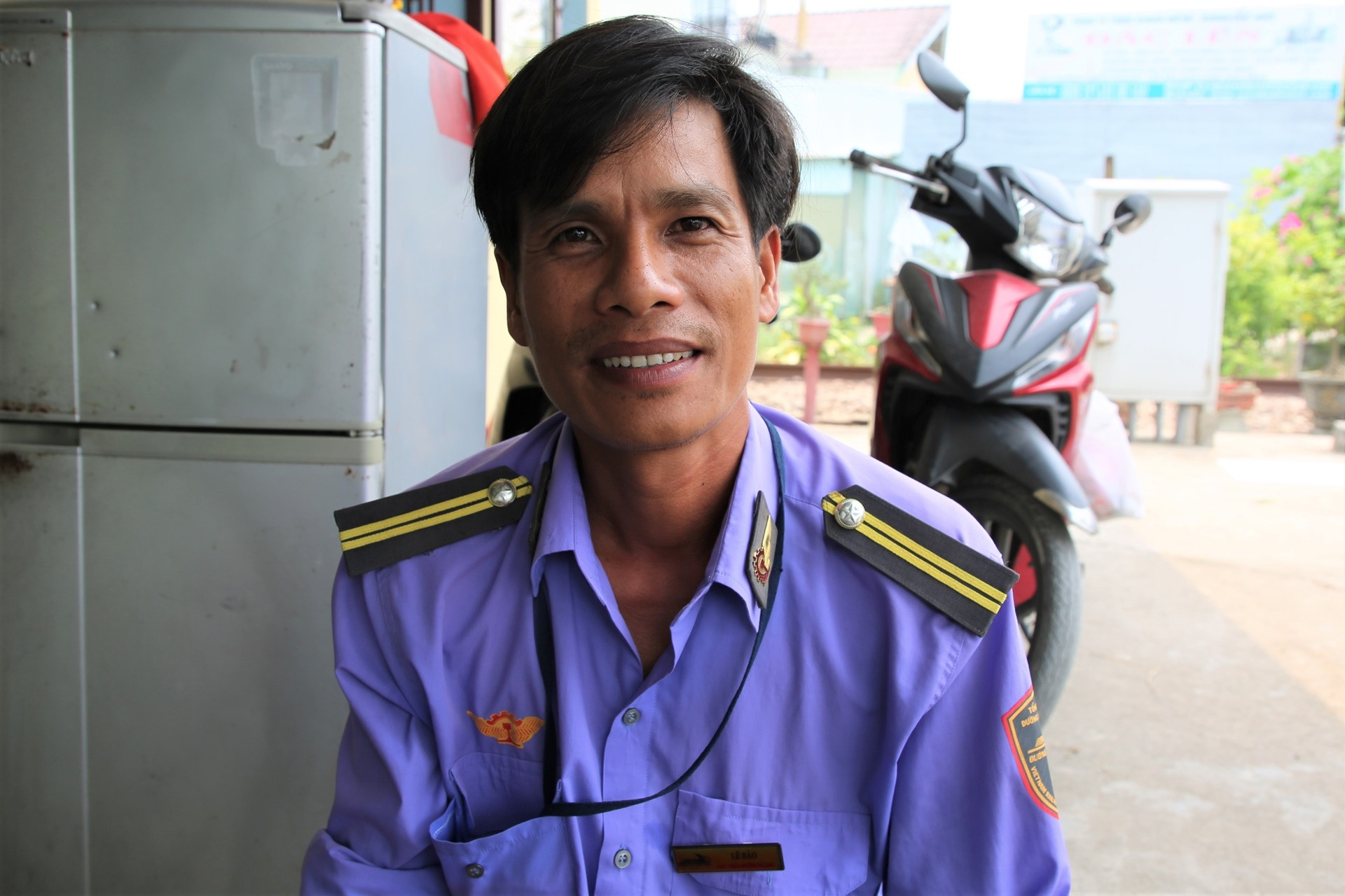 Nhân viên đường sắt nói lý do đá người đàn ông tông gãy gác chắn khi tàu sắp tới