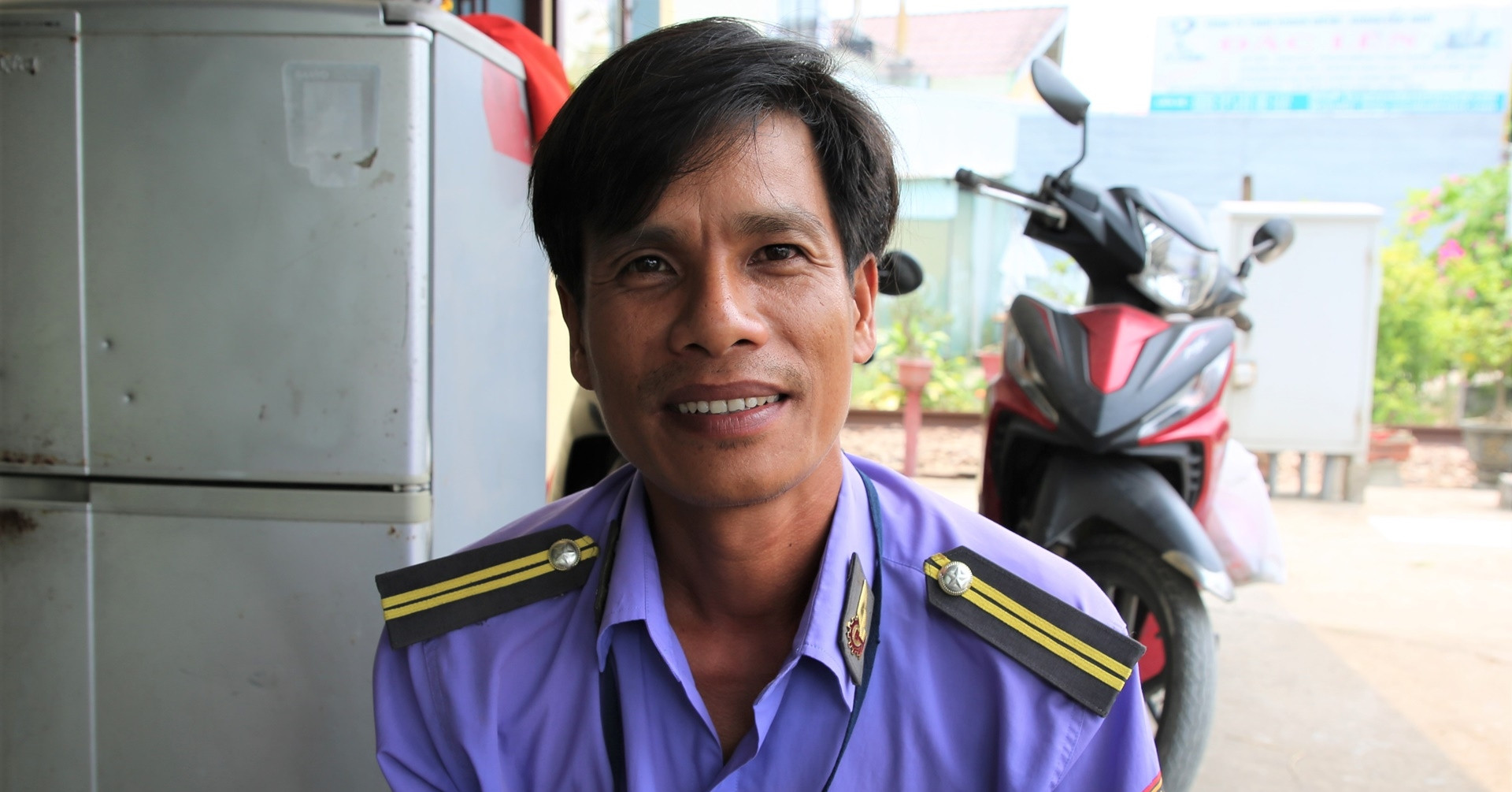 Nhân viên đường sắt nói lý do đá người đàn ông tông gãy gác chắn khi tàu sắp tới