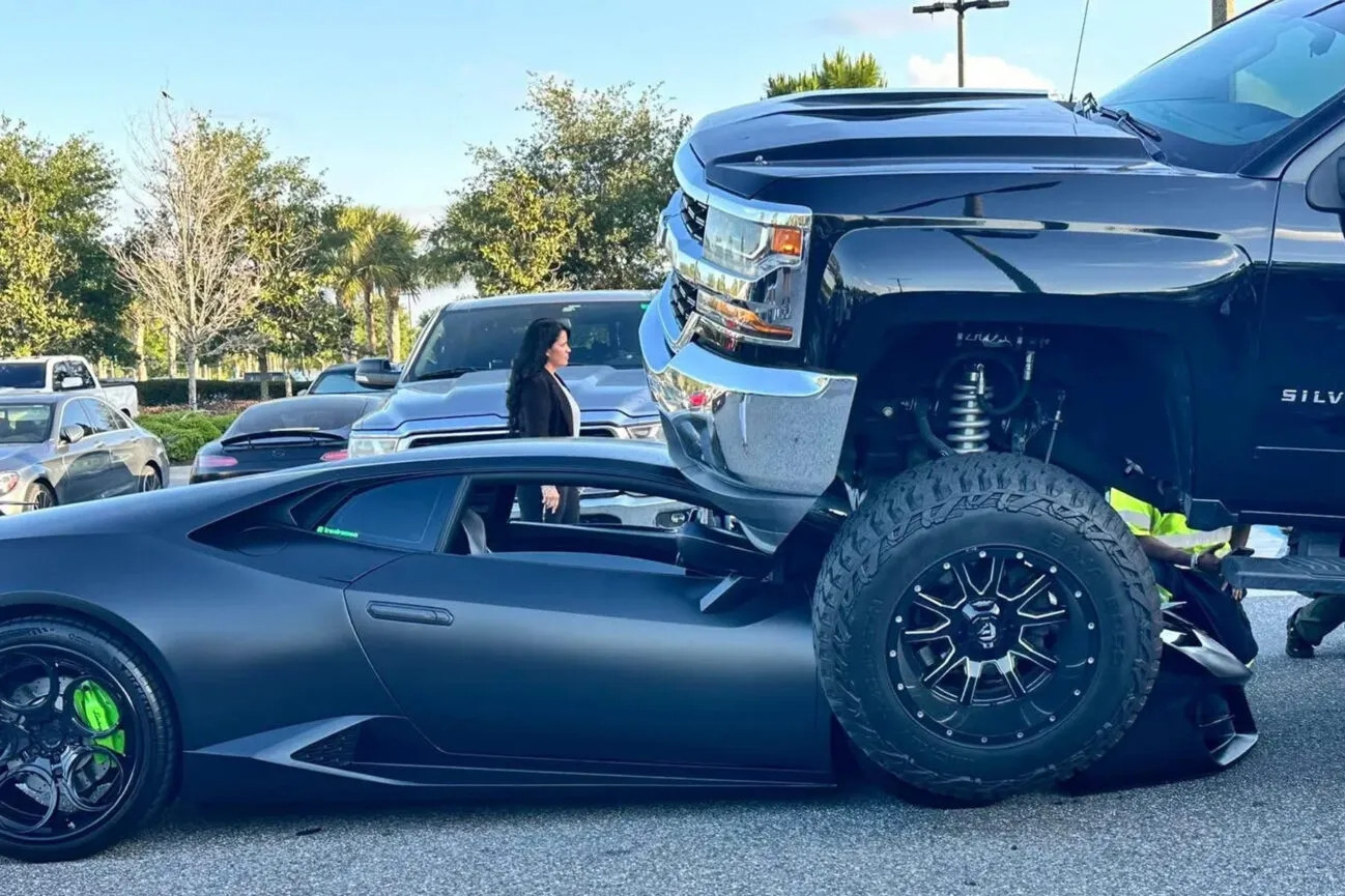  Nữ tài xế lái xe bán tải leo thẳng lên siêu xe Lamborghini mà không hề biết 