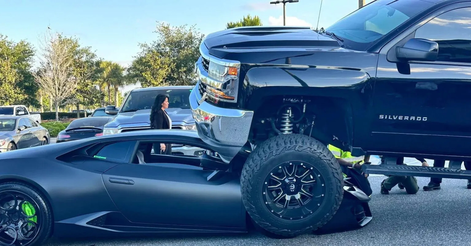Nữ tài xế lái xe bán tải leo thang lên siêu xe Lamborghini nhưng không biết