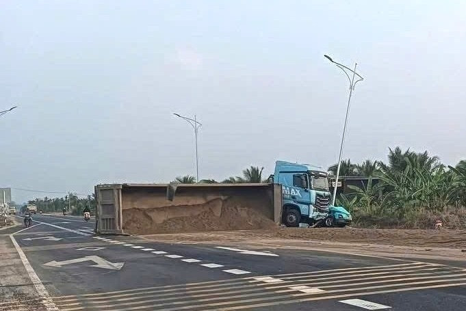 Ô tô đầu kéo va chạm xe taxi, một hành khách tử vong ở Đắk Lắk