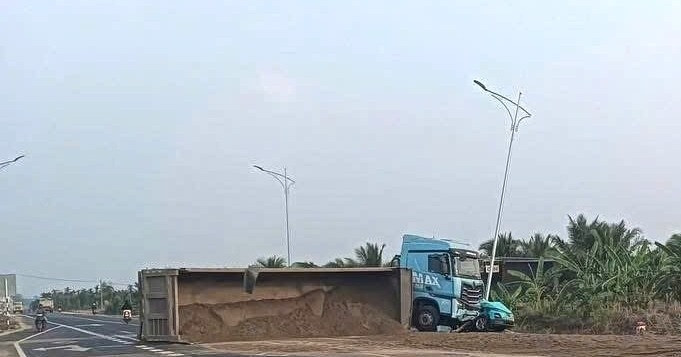 Xe đầu kéo tông taxi trên đường tránh Buôn Ma Thuột, một người chết