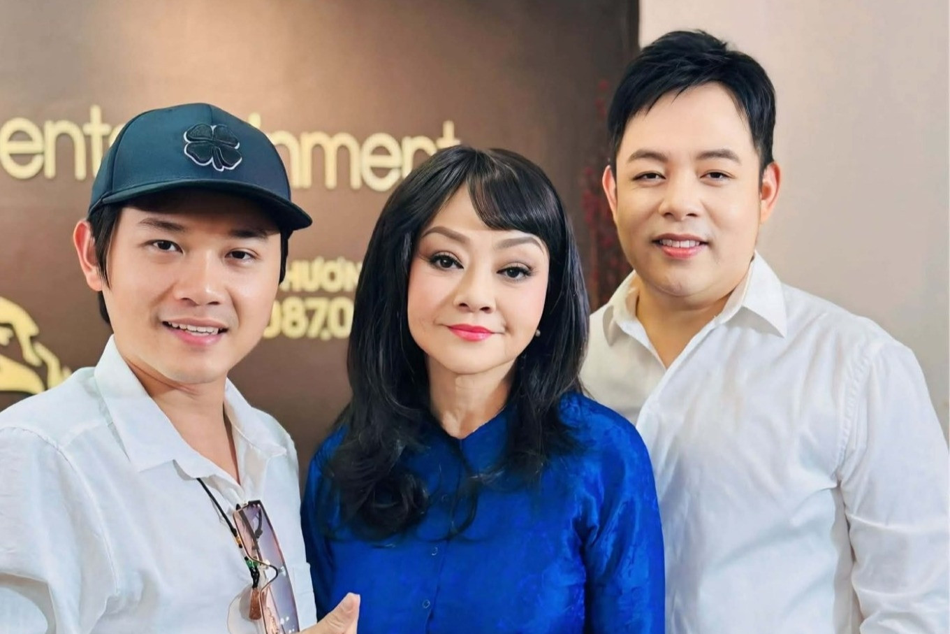 Quang Lê trẻ không ngờ bên Hương Lan, Hari Won xúc động nhận quà từ Trấn Thành