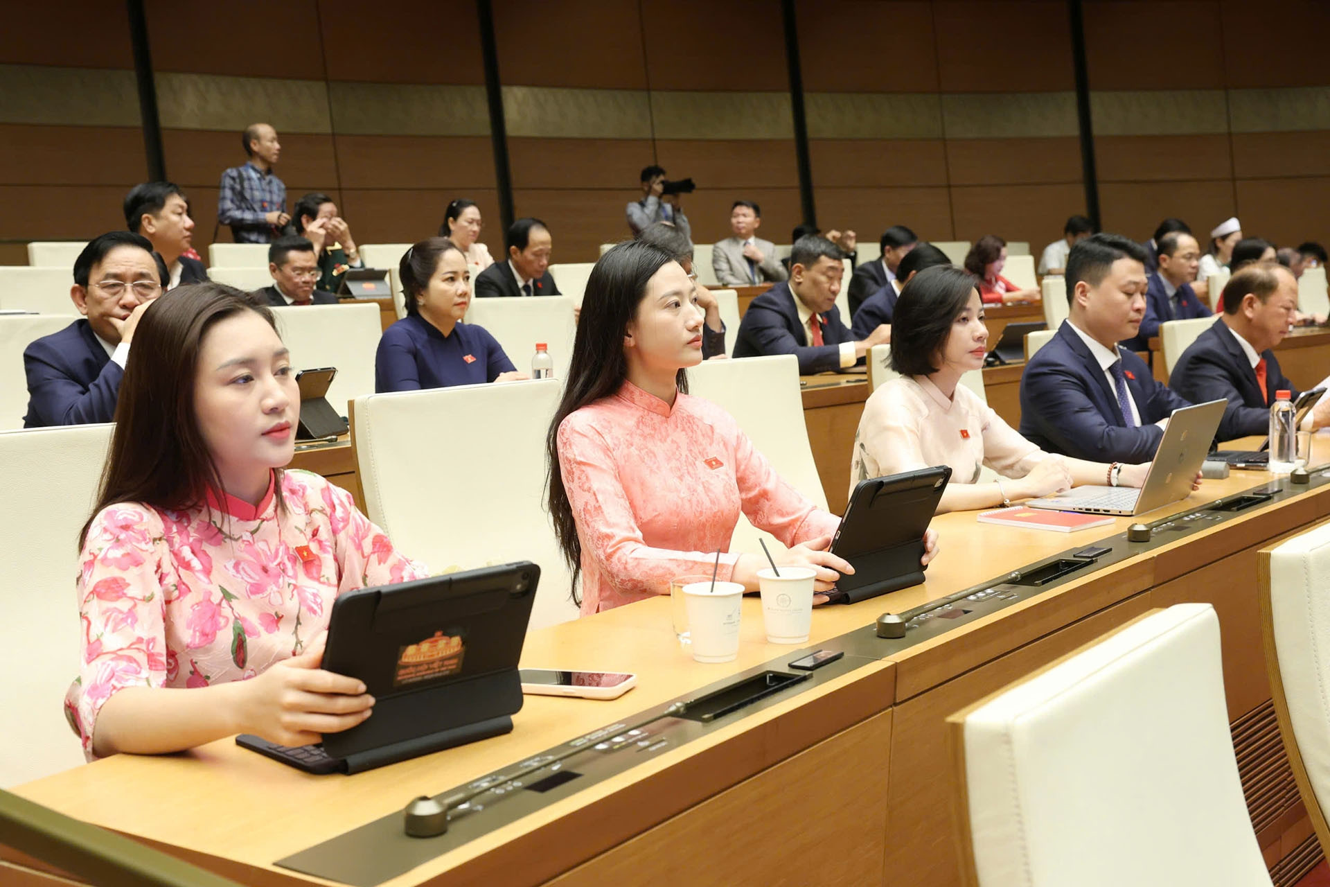 Quốc hội 'chốt' sĩ quan Quân đội, Công an được làm luật sư công