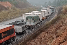 Sau vụ tai nạn giao thông, hàng trăm ô tô ‘chôn chân’ trên cao tốc Bắc - Nam