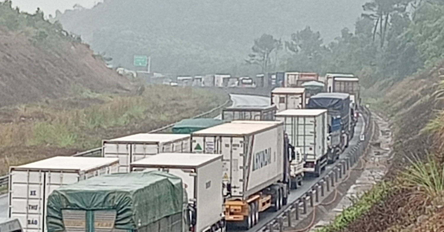 Sau vụ tai nạn giao thông, hàng trăm ô tô ‘chôn chân’ trên cao tốc Bắc - Nam