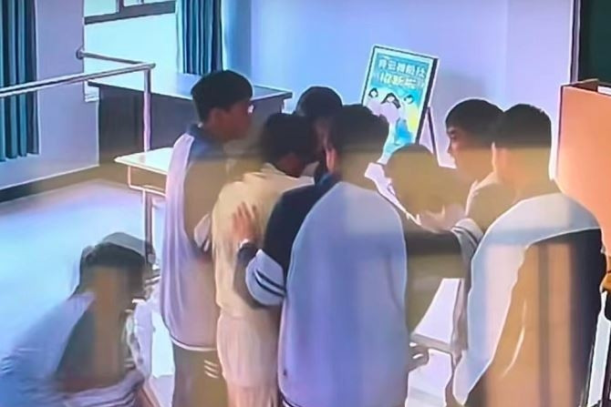 Thấy cô giáo loạng choạng rời lớp, 9 học sinh âm thầm đi theo và kịp thời hỗ trợ