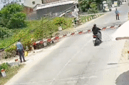 Thông tin về người bị nhân viên đường sắt đá khi tông gãy gác chắn tàu
