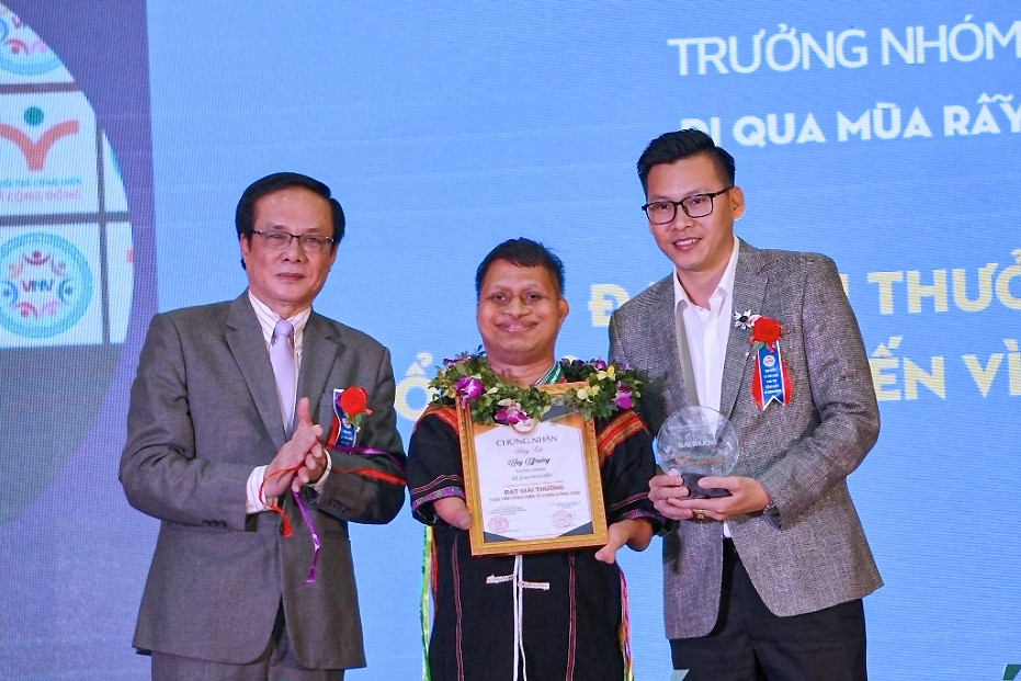 Từ đôi chân không lành lặn đến hành trình nâng bước trẻ em nghèo