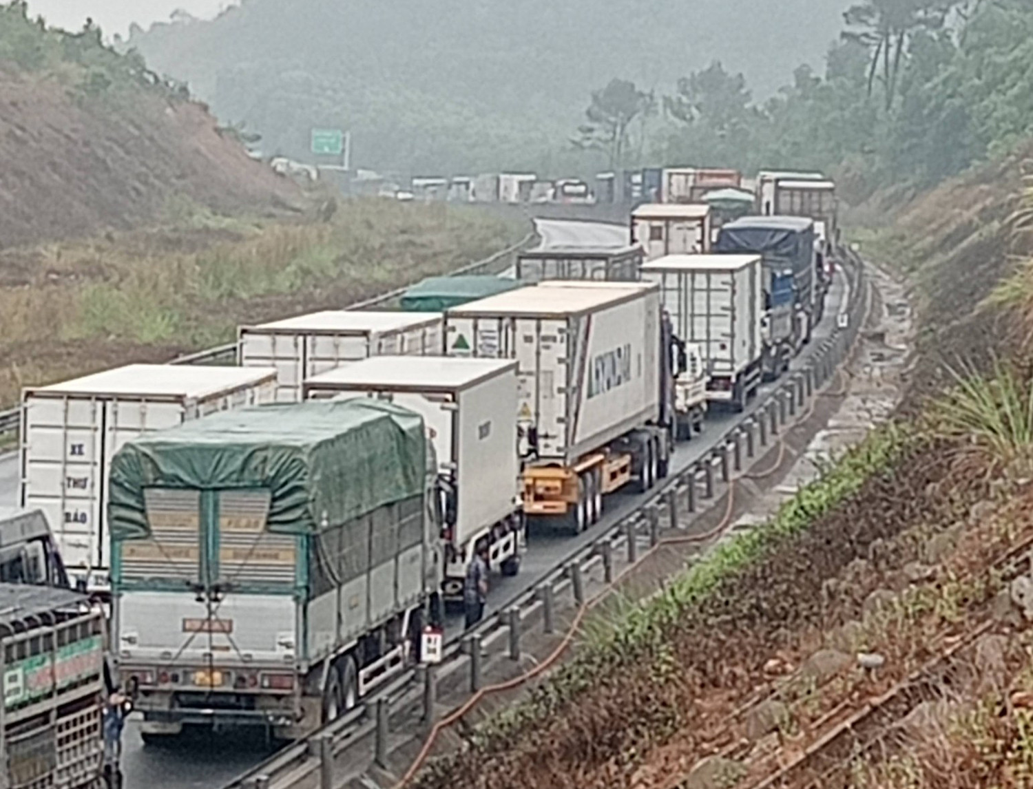 ùn tắc trên cao tốc.jpg