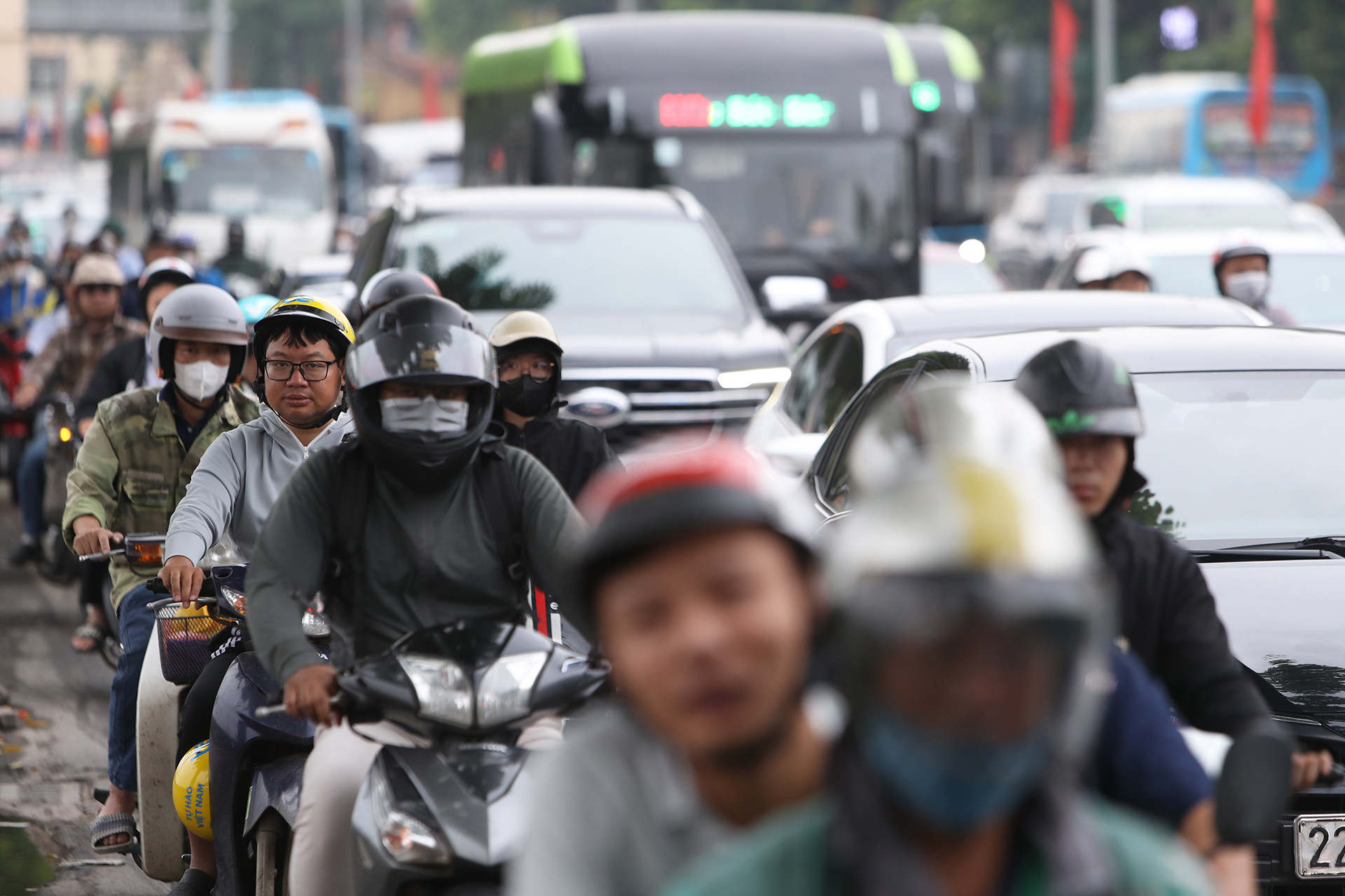 Người dân ùn ùn về quê nghỉ lễ, tại cửa ngõ Hà Nội dòng xe nhích từng mét