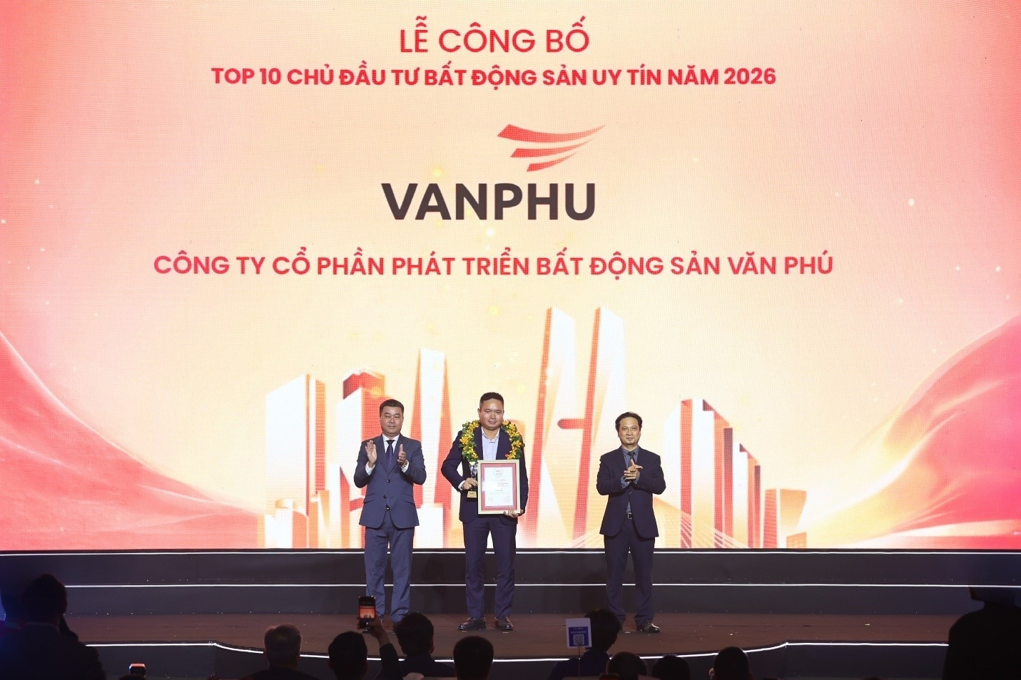 Văn Phú lần thứ 4 vào danh sách Top 10 chủ đầu tư Bất động sản uy tín