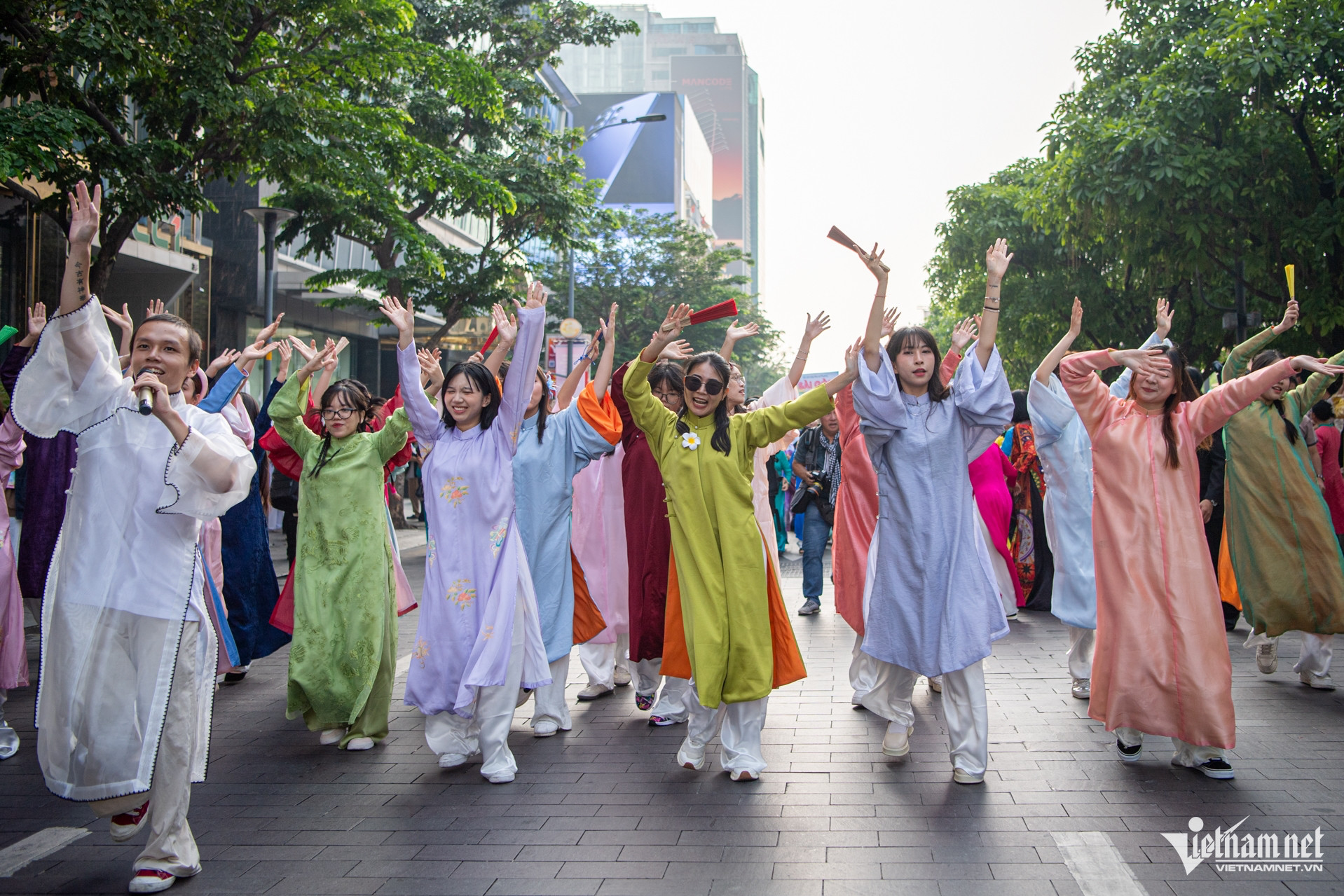 W-Đồng diễn áo dài   Tuấn Hùng 29.jpg