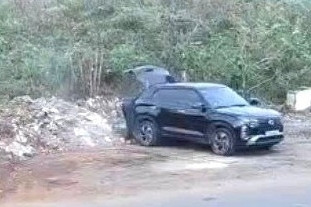 Người đàn ông lái ô tô chở 5 bao rác đi đổ bừa, bị camera 'bắt quả tang'