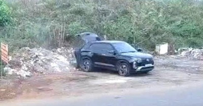 Người đàn ông lái ô tô chở 5 bao rác đi đổ bừa, bị camera 'bắt quả tang'