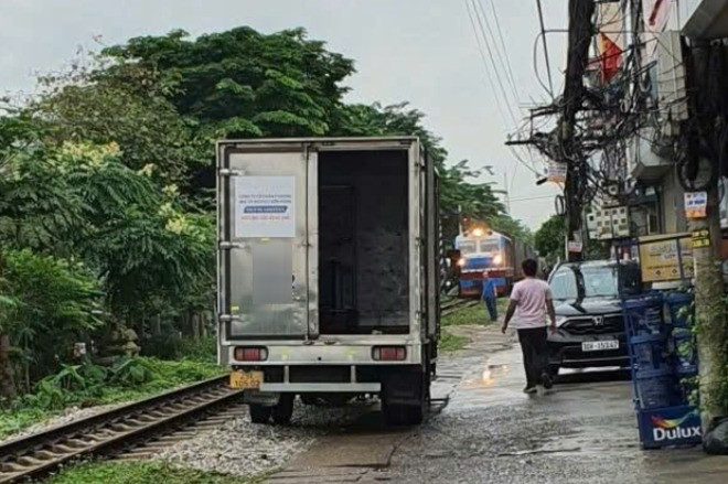 Tàu hỏa phải phanh gấp vì bị ô tô 'lấn đường' ở Hà Nội