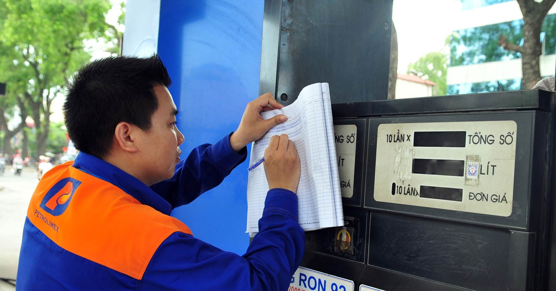 Giá xăng dầu hôm nay 25/4: Dầu thế giới trái ch...