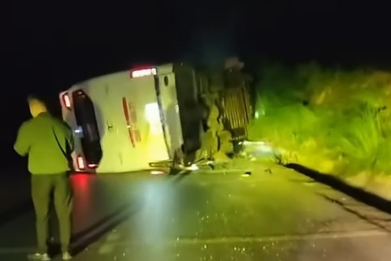 Bản tin trưa 25/4: Xe khách chở 39 người lật trong đêm