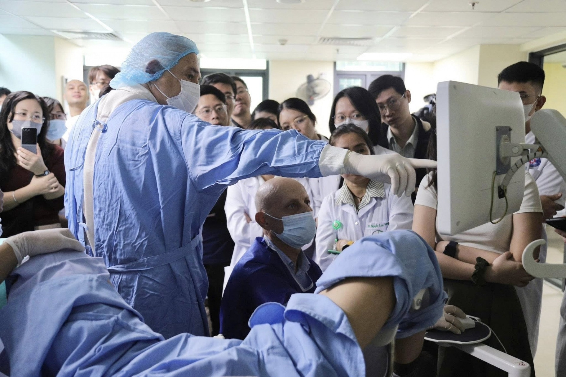 Bác sĩ Việt làm chủ kỹ thuật sinh thiết mới từ châu Âu