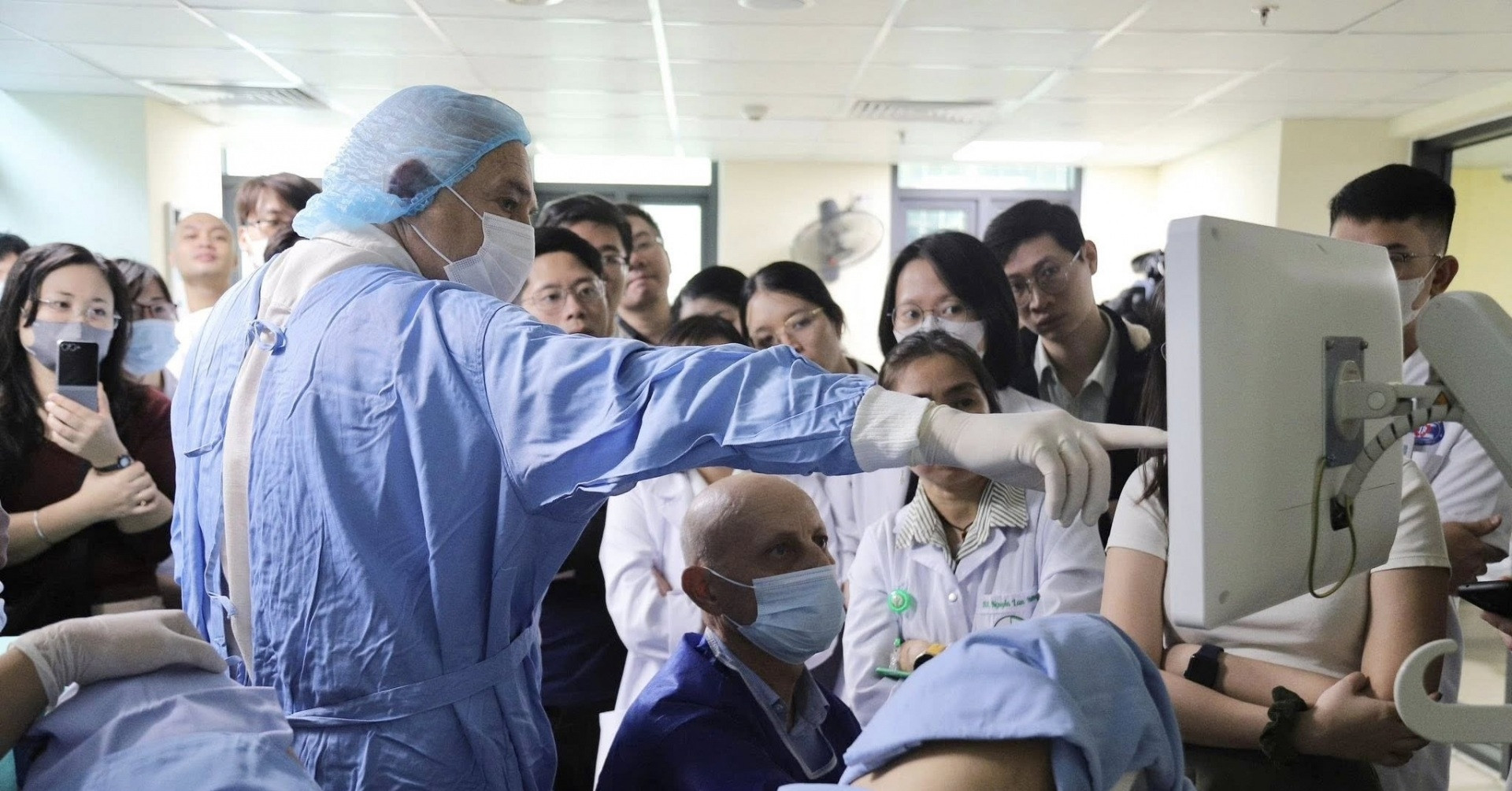 Bác sĩ Việt làm chủ kỹ thuật sinh thiết mới từ châu Âu