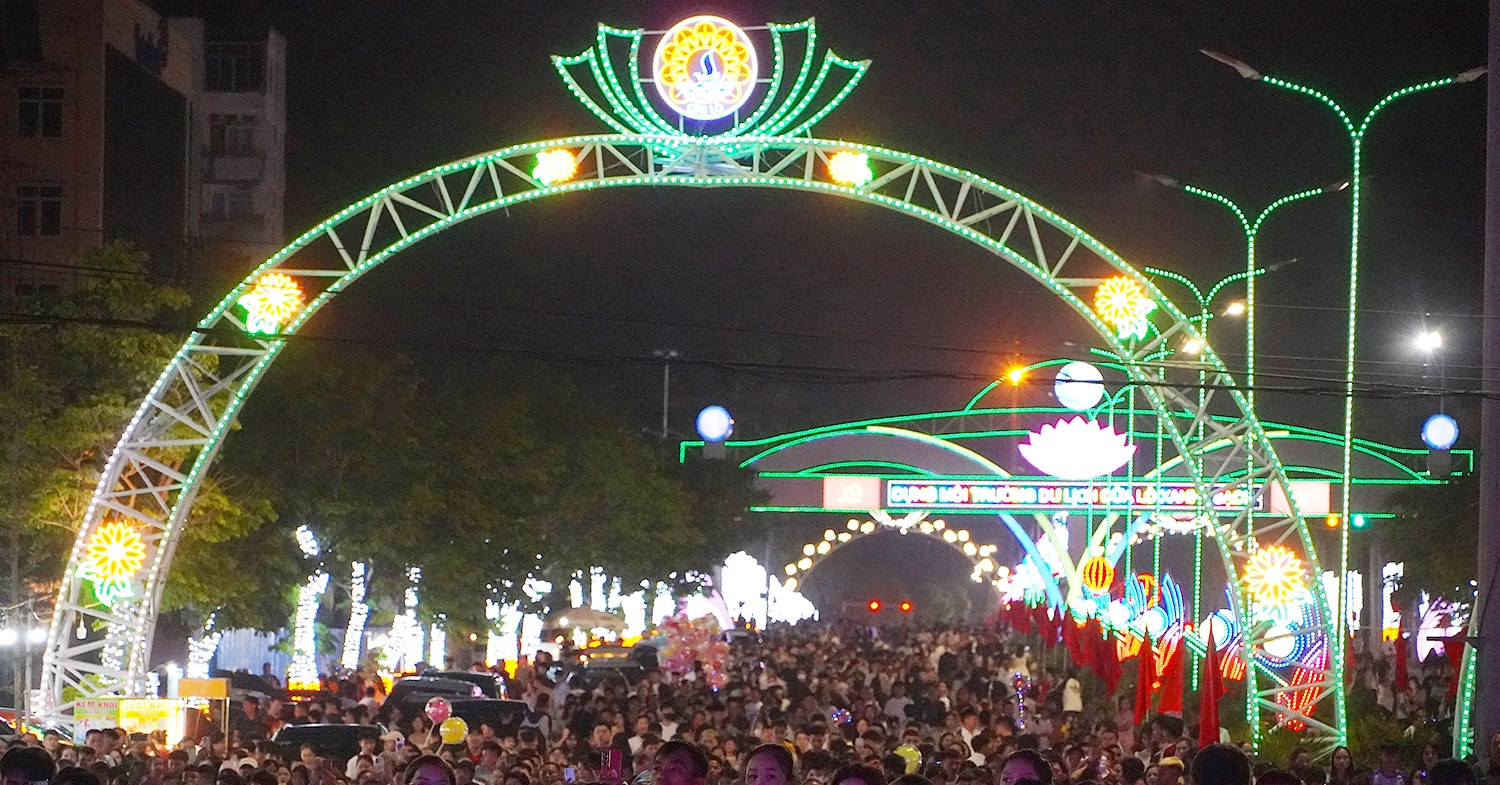 Biển người chen chân trong đêm khai mạc Lễ hội Du lịch Hè 2026