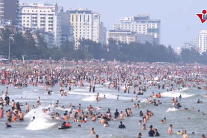 Biển Sầm Sơn ken đặc người cuối tuần dù chưa nắng nóng