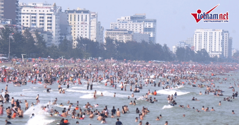 Biển Sầm Sơn ken đặc người cuối tuần dù chưa nắng nóng