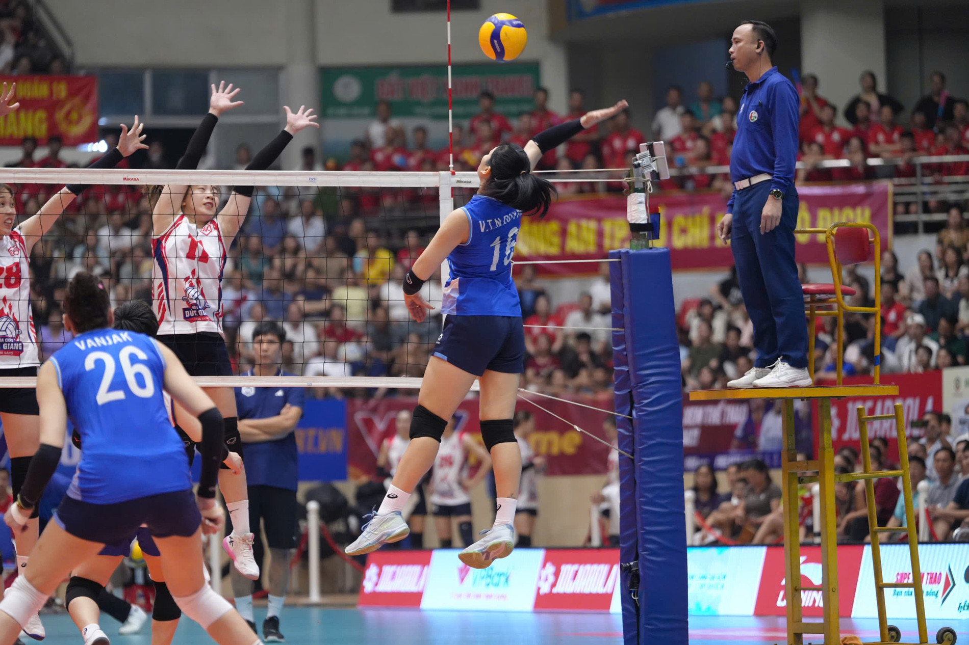 bong chuyen ha noi 7.jpg