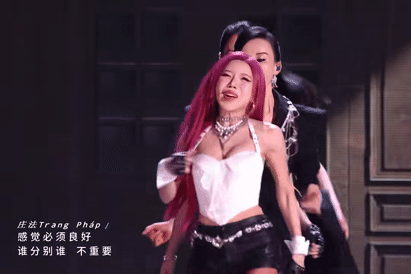 Ca sĩ Trang Pháp thắng kép, giới thiệu đặc sản kẹo lạc Hà Nội ở 'Đạp gió'