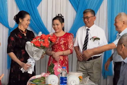 Chú rể 71 tuổi cưới cô dâu 66 tuổi ở Lào Cai, 11 con làm cỗ ăn mừng