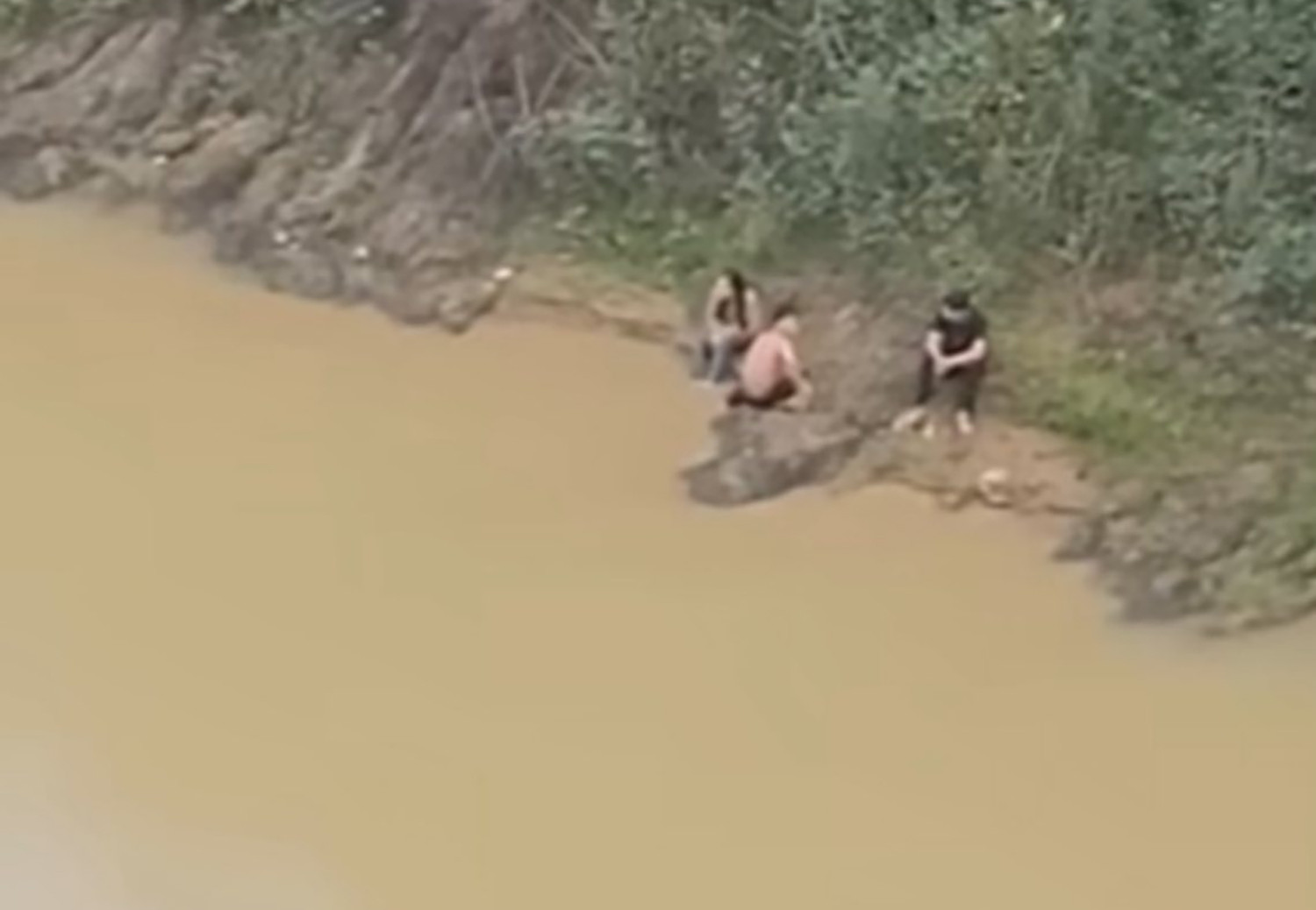 cứu người nhảy cầu.jpg