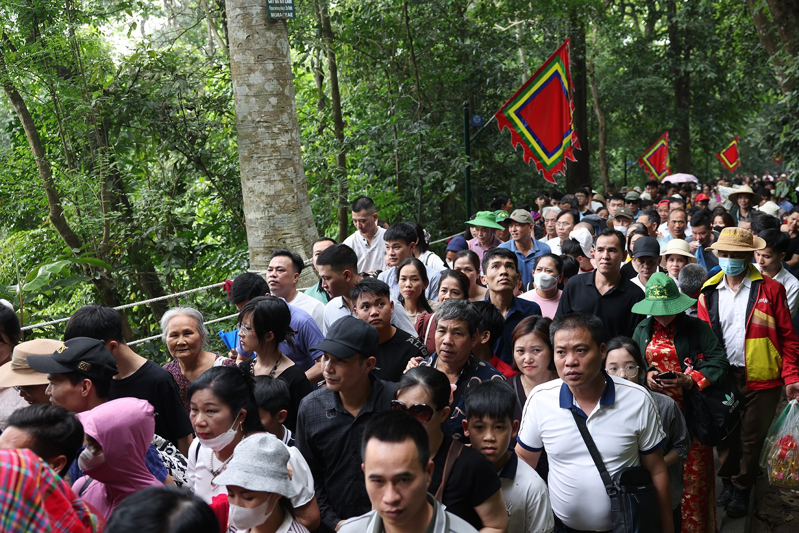 Dòng người ùn ùn đổ về Đền Hùng trước ngày chính lễ