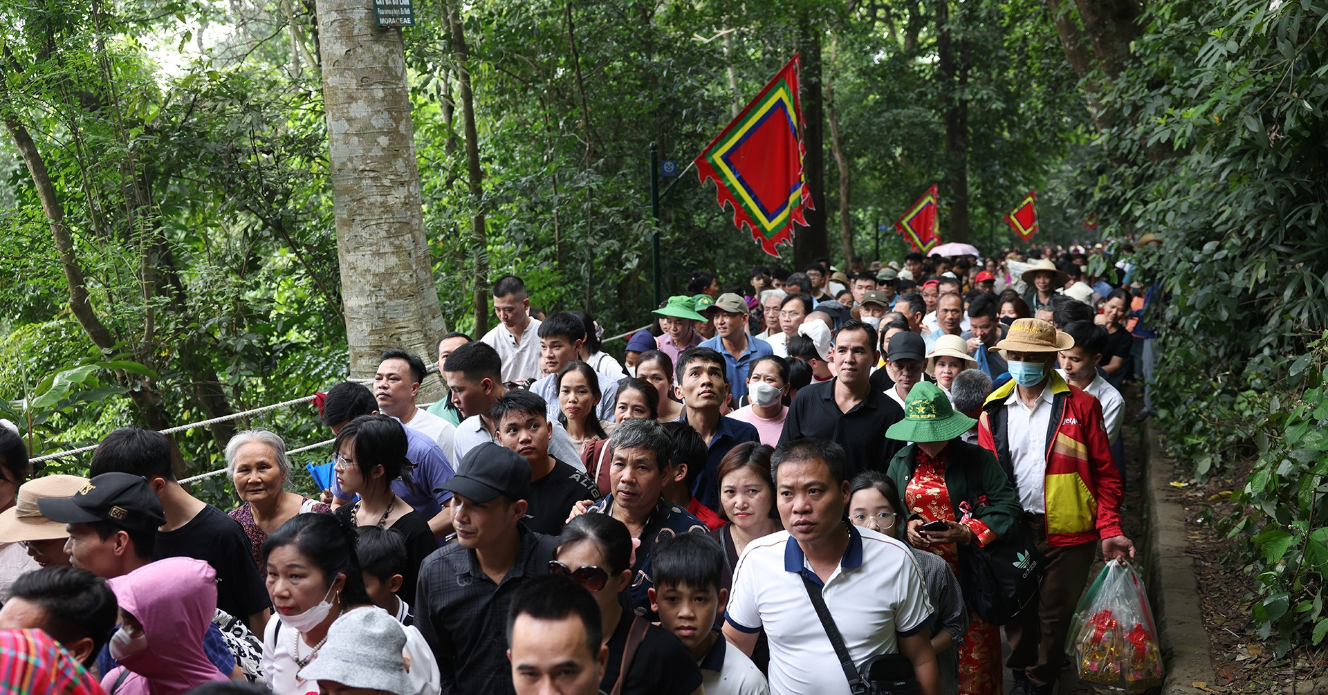 Dòng người ùn ùn đổ về Đền Hùng trước ngày chính lễ