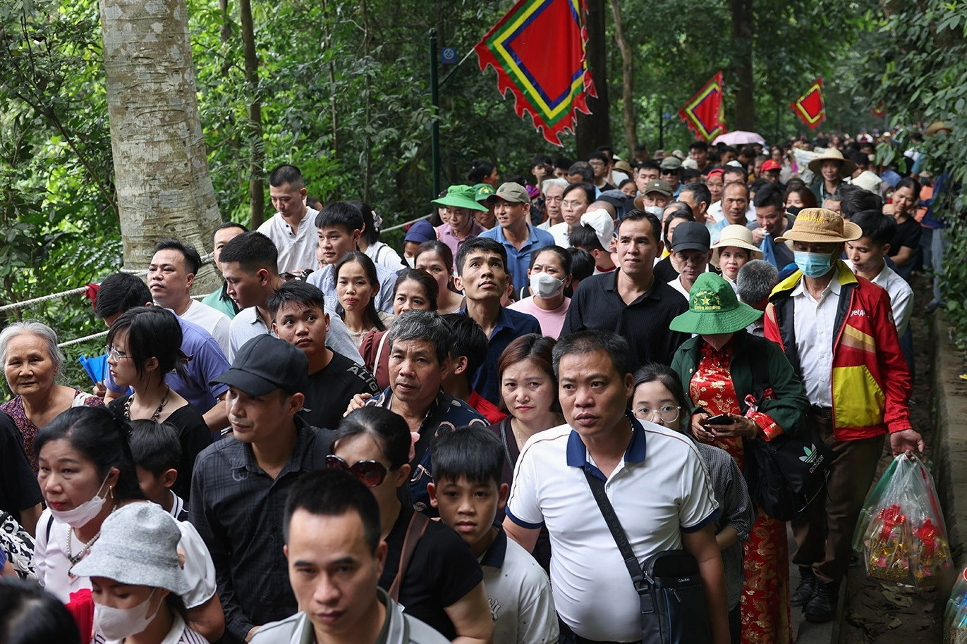 Dòng người ùn ùn đổ về Đền Hùng trước ngày chính lễ