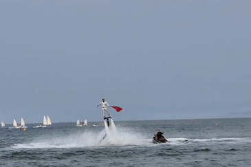 Du khách chen kín bãi biển Đà Nẵng xem màn nhào lộn trên không