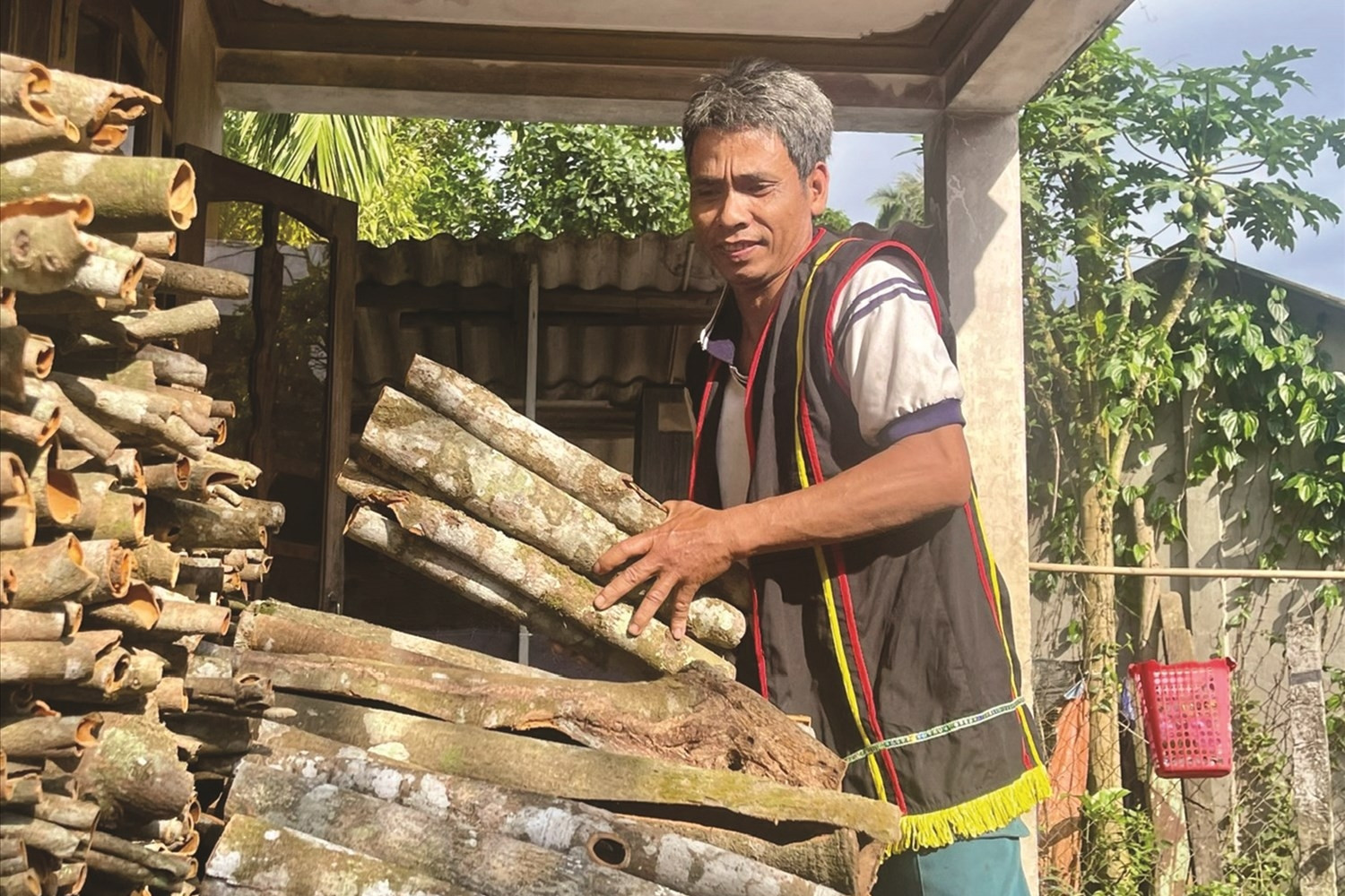 Già làng người Co giữ hồn văn hóa, mở đường thoát nghèo