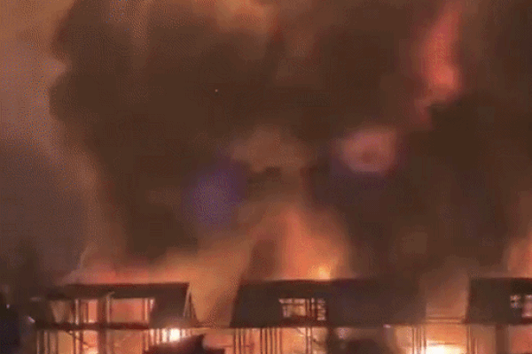 Hà Nội: Cháy ngùn ngụt bãi chứa sơn, dung môi kèm nhiều tiếng nổ lớn