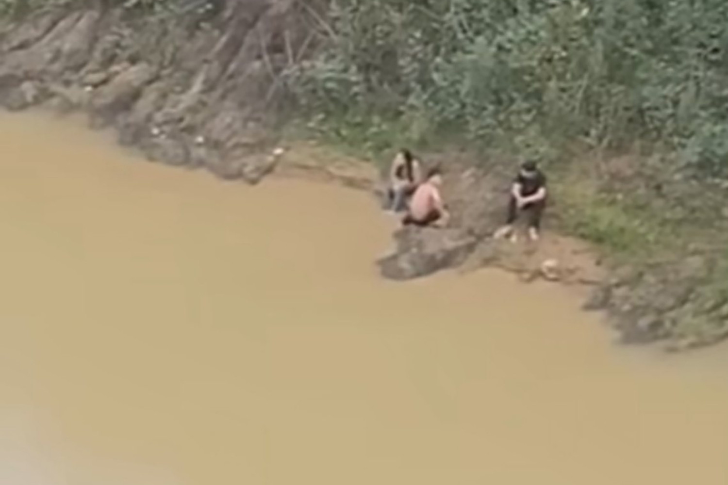 Hai nam sinh kịp thời lao xuống sông cứu bạn học nữ nhảy cầu