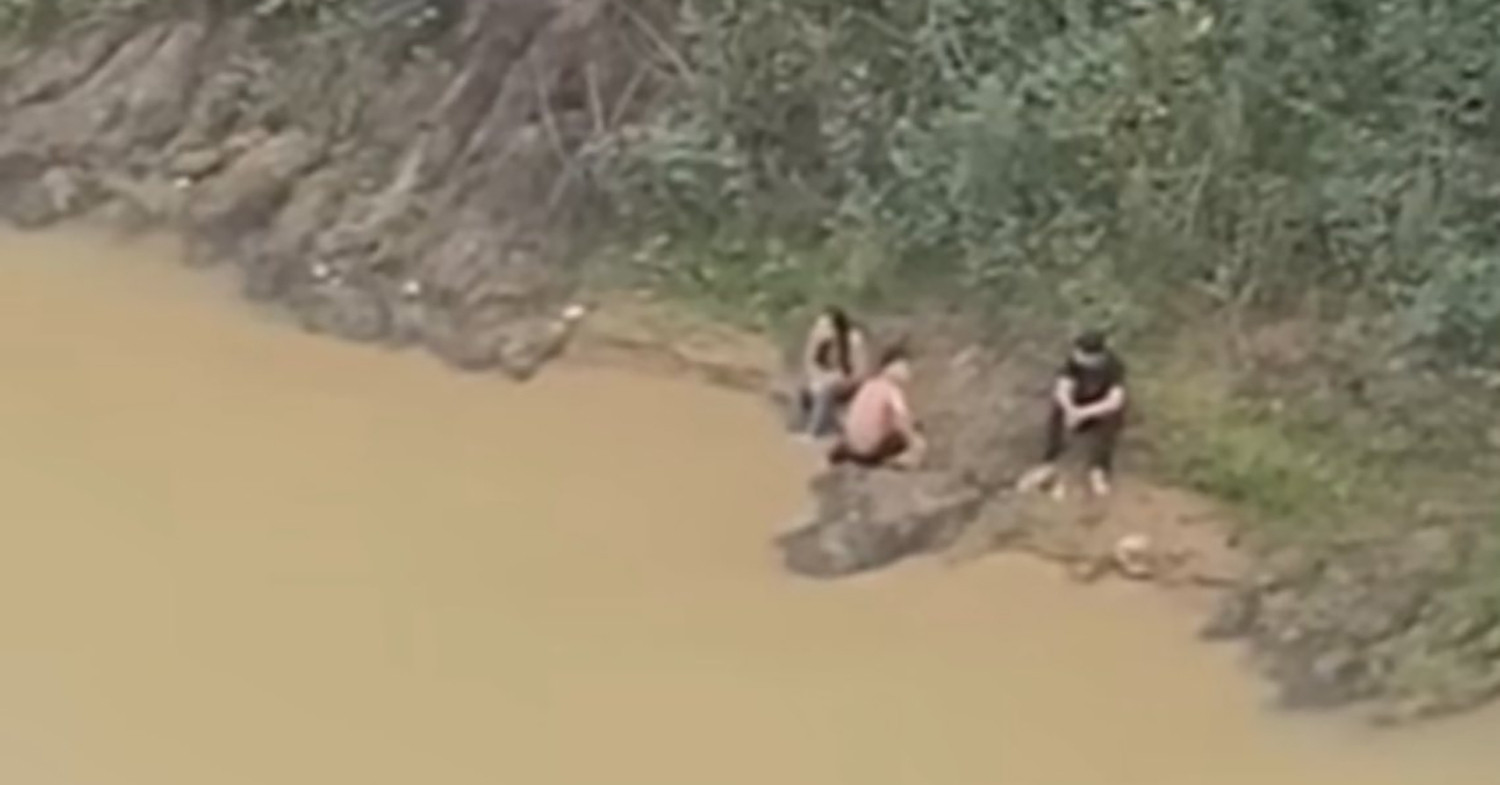 Hai nam sinh kịp thời lao xuống sông cứu bạn học nữ nhảy cầu