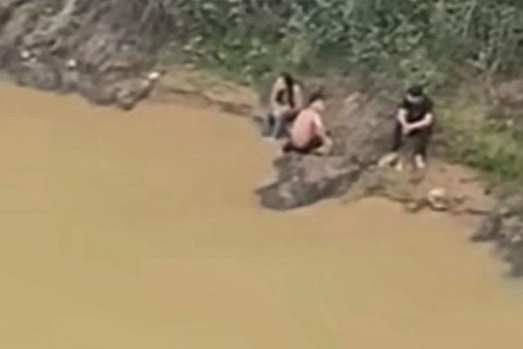 Hai nam sinh kịp thời lao xuống sông cứu bạn học nữ nhảy cầu