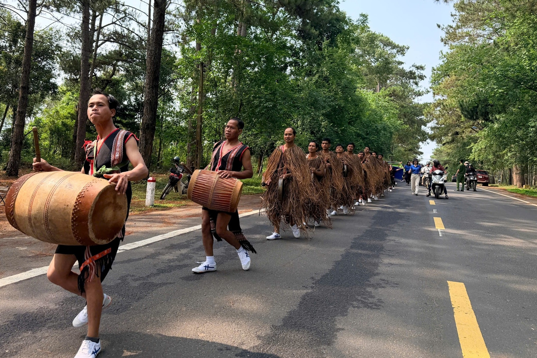 Hàng trăm nghệ nhân Xơ Đăng diễn cồng chiêng, múa xoang giữa rừng thông Măng Đen