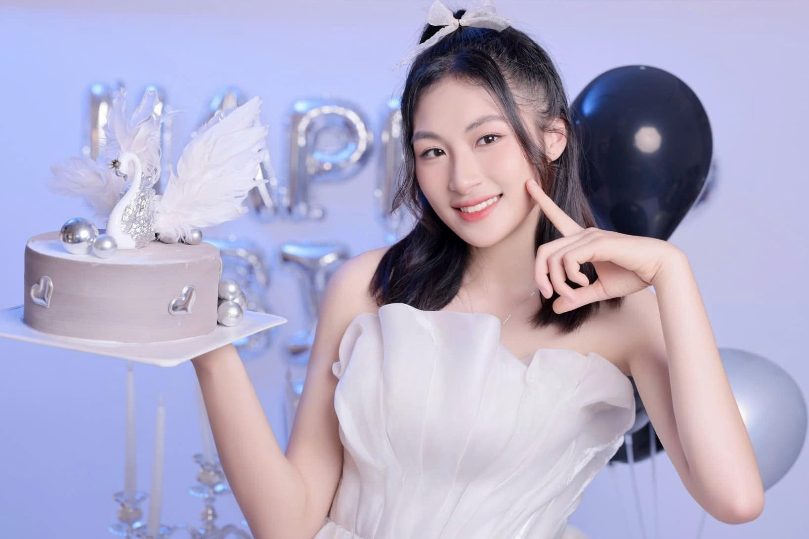 Hoa khôi bóng chuyền hội làng cao 1m80 gây sốt ở Cúp Hùng Vương