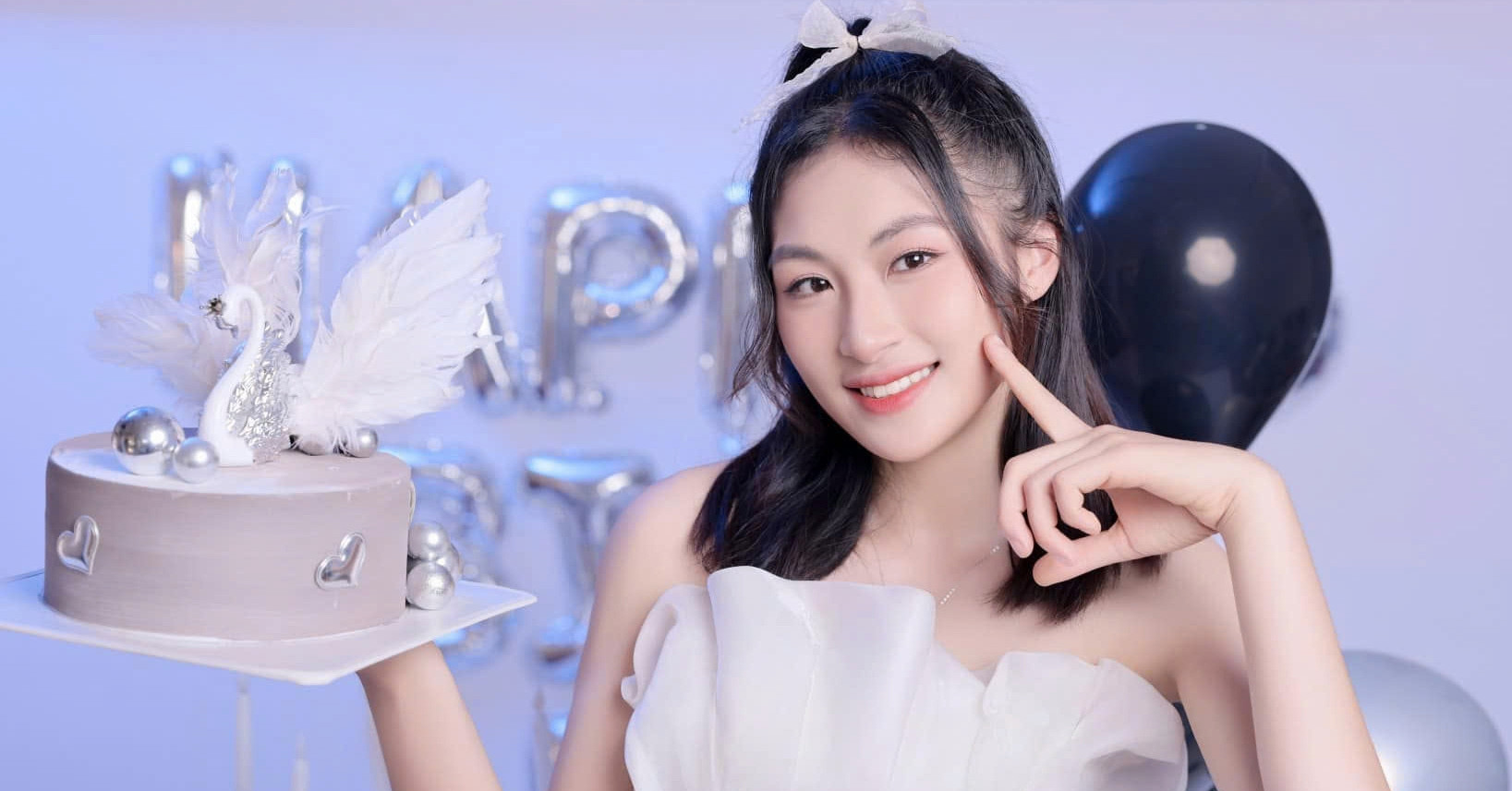 Hoa khôi bóng chuyền hội làng cao 1m80 gây sốt ở Cúp Hùng Vương